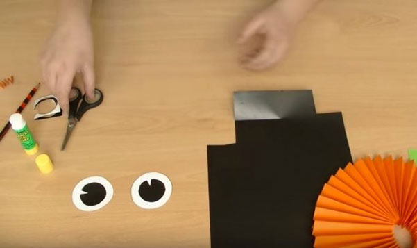 Cách làm mặt bí ngô Halloween bằng giấy 3