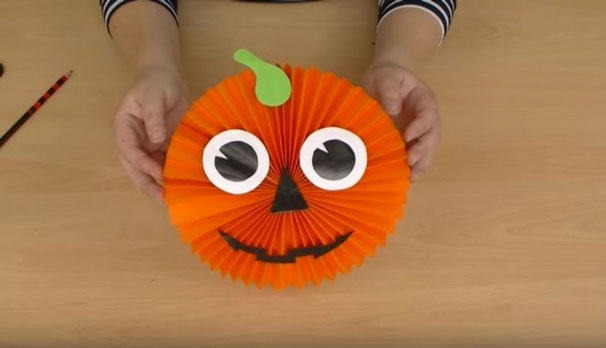 Mặt bí ngô Halloween bằng giấy 