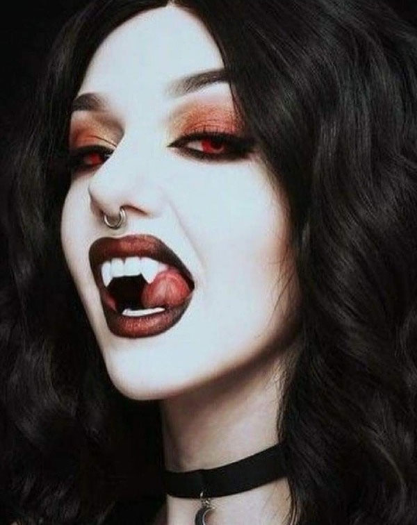 Make up tô mặt Halloween ma cà rồng