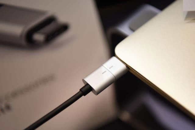 Hiện Apple vẫn sử dụng cổng Lightning độc quyền trên iPhone. (Ảnh: Bloomberg)