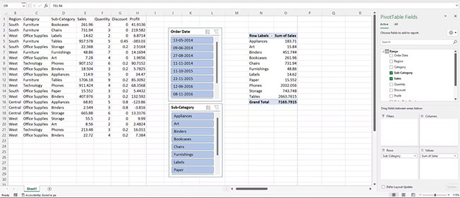 Một trang tính Excel với các slicer và một pivot table