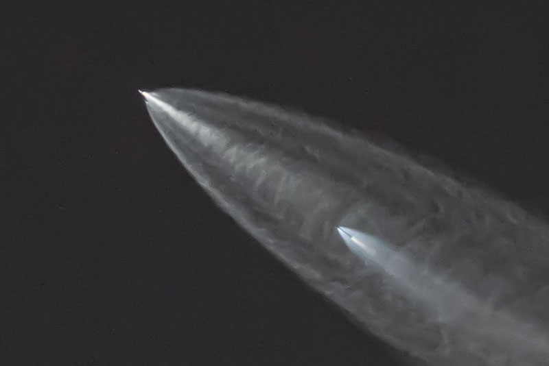 Tên lửa SpaceX sáng rực trời đêm 3