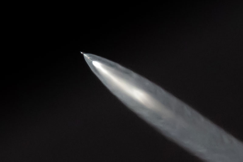 Tên lửa SpaceX sáng rực trời đêm 4