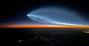 Khung cảnh ngoạn mục khi tên lửa SpaceX sáng rực trời đêm ở tốc độ 8.000 Km/h