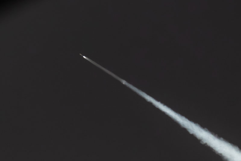 Tên lửa SpaceX sáng rực trời đêm 7