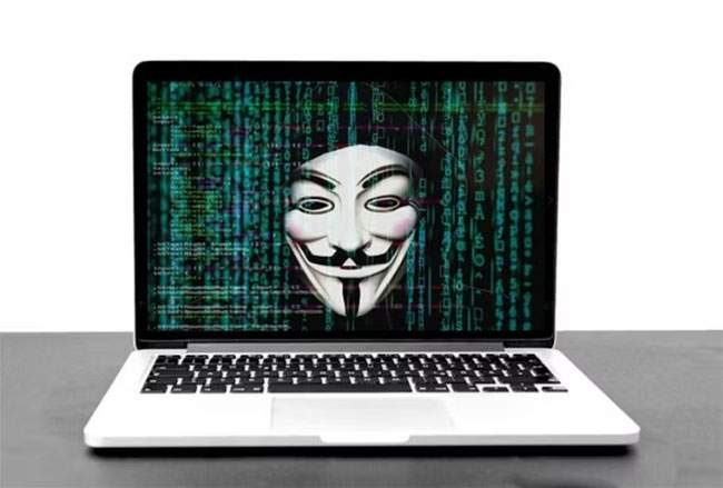Khuôn mặt hacker ẩn danh trên màn hình máy tính