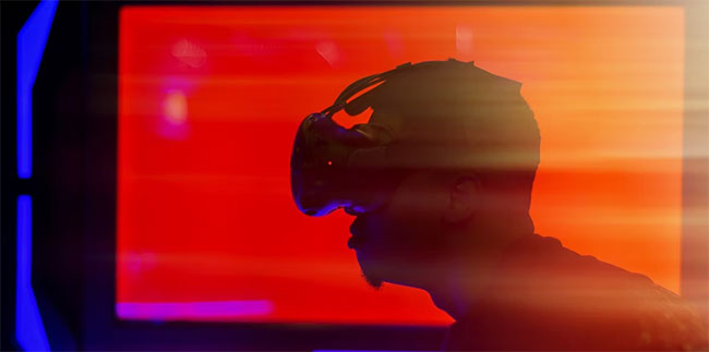 Một người đàn ông đeo kính VR