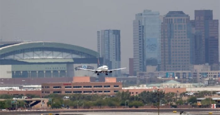 Vào tháng 6/2017, hàng chục chuyến bay cất cánh từ sân bay quốc tế Sky Harbor ở Phoenix  phải hoãn trong vài ngày khi nhiệt độ lên tới 48,8 độ C.
