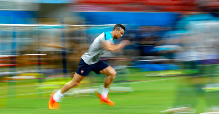 Cầu thủ Cristiano Ronaldo trong một buổi tập tại sân vận động Amazonia. Ảnh: AP.