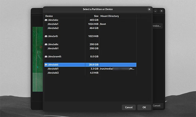 Cửa sổ VeraCrypt nhắc chọn một phân vùng hoặc thiết bị