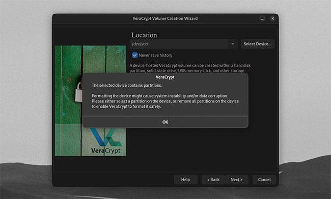 VeraCrypt hiện thông báo về một thiết bị đã chọn có nhiều phân vùng