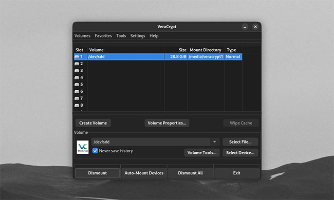 Cửa sổ chính của VeraCrypt với một ổ cứng ngoài được mount
