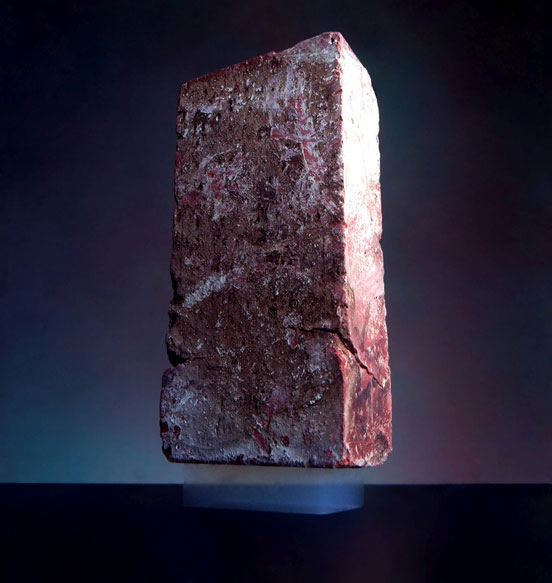 Một miếng aerogel có khối lượng 2g chịu sức nặng của viên gạch nặng 2,5 kg.