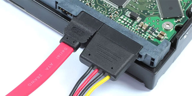 Cáp nguồn và dữ liệu SATA được cắm vào ổ cứng
