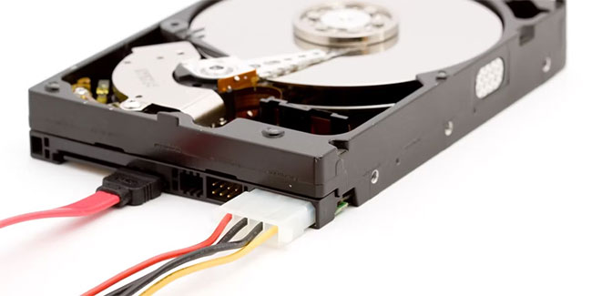 Ổ cứng có dữ liệu SATA, cắm cáp nguồn Molex 4 chân và chưa sử dụng cổng nguồn SATA