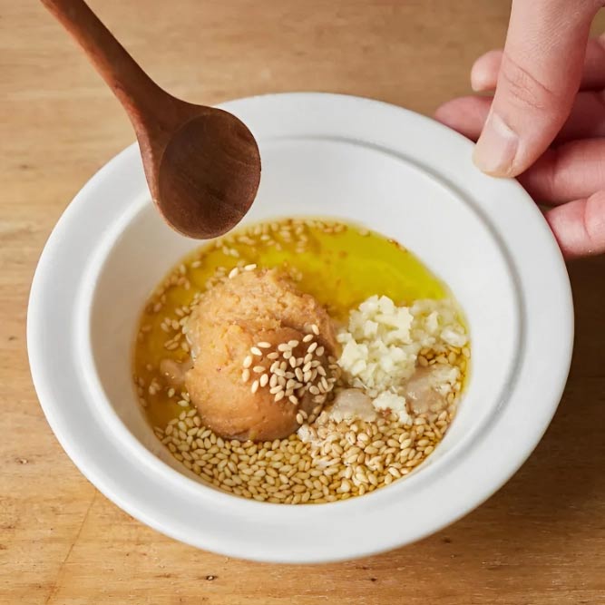 Trộn các nguyên liệu làm nước sốt