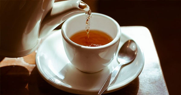 Không nên uống trà sau khi ăn tôm