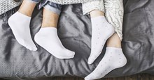 Đi tất khi ngủ có tốt không?