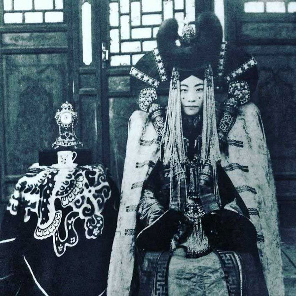 Bức ảnh chụp nữ hoàng Genepil vào năm 1920. Đây là nữ hoàng cuối cùng của Mông Cổ.