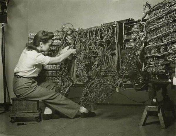 Một kỹ sư nối dây máy tính IBM đời đầu, năm 1958.