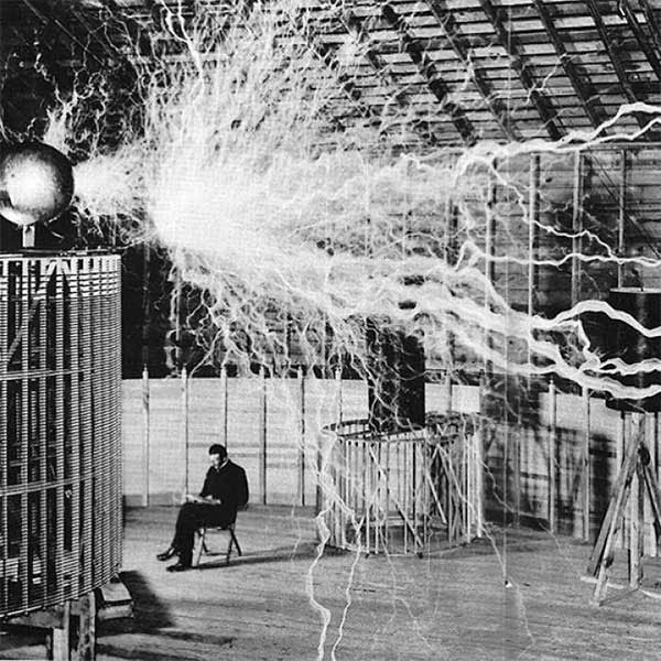 Bức ảnh ghi lại khoảnh khắc Nikola Tesla ngồi trong phòng thí nghiệm của mình với “Máy phát phóng đại”, được chụp vào tháng 12 năm 1899.