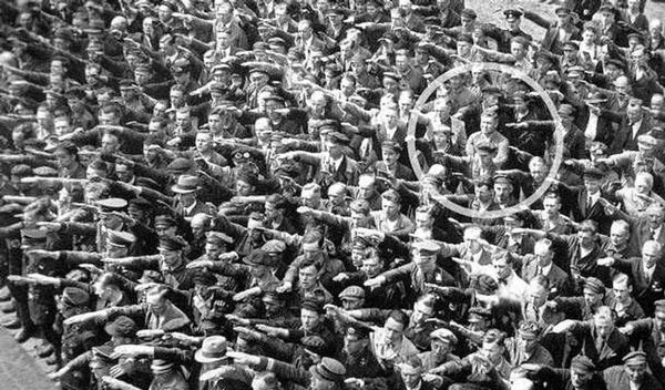 Một người đàn ông duy nhất trong đám đông không chào Hitler.