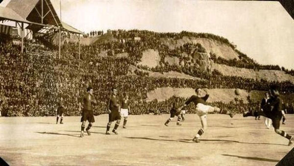 Các cầu thủ trên sân vận động Nou Camp huyền thoại ở Barcelona, Catalunya, Tây Ban Nha, được chụp vào năm 1925.