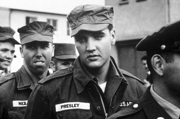 Bức ảnh hiếm hoi chụp Elvis Presley - vua nhạc rock and roll khi ông đang phục vụ trong quân đội. Bức ảnh được chụp vào năm 1958.