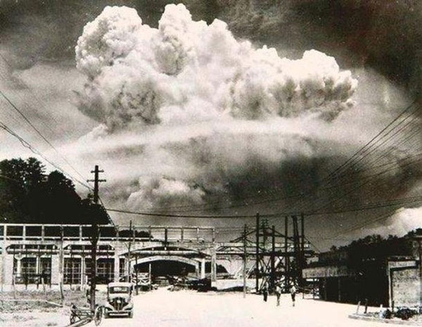 Khoảnh khắc tại Nagasaki vài phút sau vụ đánh bom năm 1945.