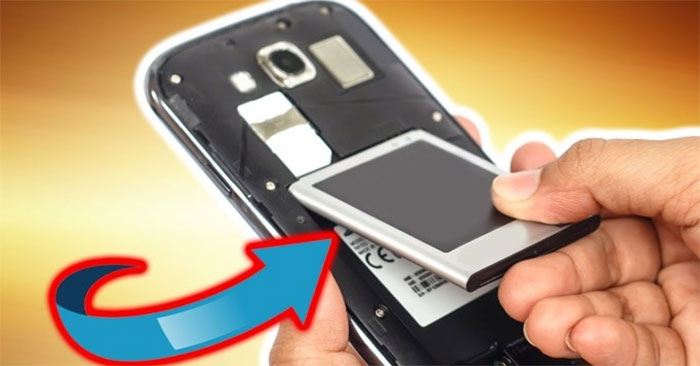 Pin rời trên một mẫu smartphone của Samsung. Ảnh: Techquickie.