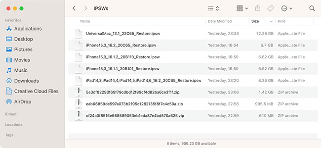 Cửa sổ macOS Finder liệt kê một loạt các file firmware IPSW