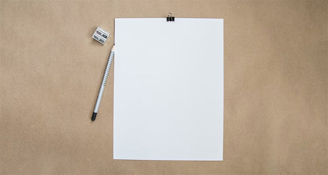 Giấy, bút chì và gọt trên bàn