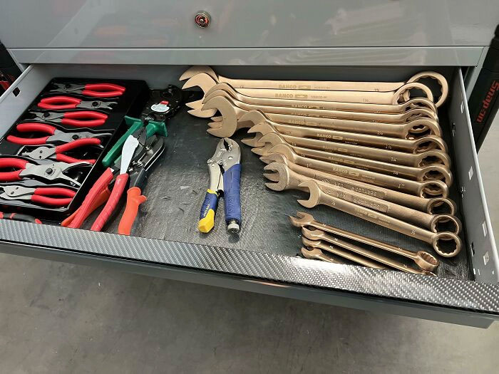 Trọn bộ cờ lê bằng đồng beryllium, được thiết kế để xử lý các công việc đặc biệt trong môi trường dễ cháy nổ. Đồng beryllium rất đắt giúp bộ dụng cụ không thể phát ra tia lửa trong quá trình sử dụng.