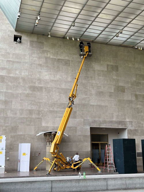 Con nhện bằng sắt với thang kéo dài này sẽ giúp bạn làm sạch ở những vị trí trên cao. Nó được thiết kế để thu chân lại, dễ dàng di chuyển vào những chỗ chật hẹp.