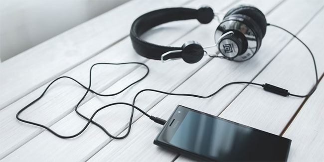 Tai nghe cắm vào điện thoại