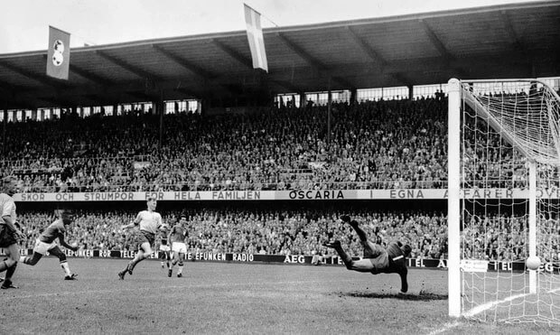 Pelé, thứ hai từ trái sang, trong trận đấu với Thụy Điển ở trận chung kết World Cup 1958 ở Stockholm. Lúc này Pelé mới 17 tuổi nhưng đã ghi bàn thắng thứ ba giúp Brazil thắng 5-2 trước Thụy Điển.