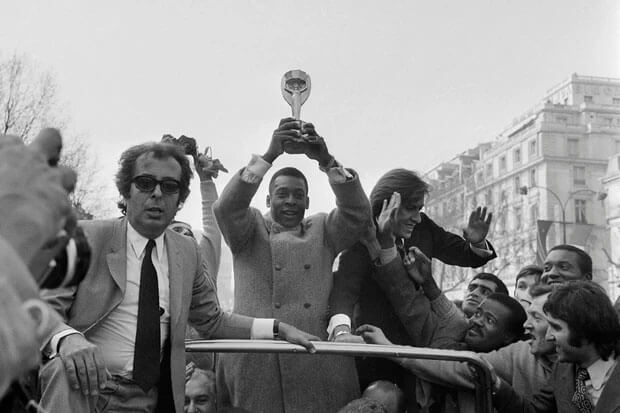 Pelé cùng chiếc cúp vô địch diễu hành ở Paris năm 1971. Brazil sở hữu vĩnh viễn cúp Jules Rimet nhờ chức vô địch năm 1970.