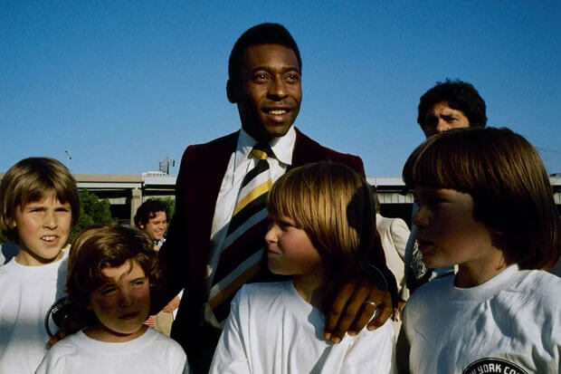 Pelé và những người hâm mộ trẻ. Bức ảnh được chụp năm 1975.