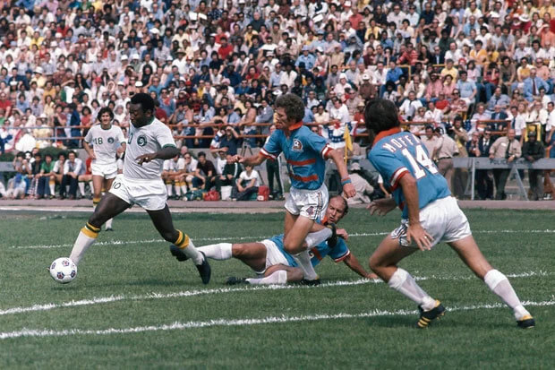Pelé chơi cho New York Cosmos vào 1975, sau khi đã tuyên bố giải nghệ.