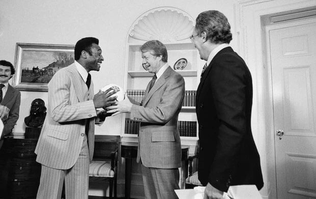 Pelé  gặp gỡ Tổng thống Mỹ Jimmy Carter tại Nhà Trắng vào năm 1977.