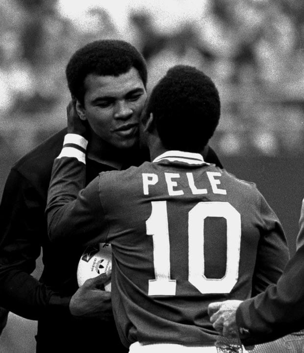 Hai ngôi sao thể thao sáng nhất vào thời điểm đó, Pelé và Muhammad Ali, ôm nhau ở sân Giants trong một buổi lễ kỷ niệm những thành tựu của Pelé.