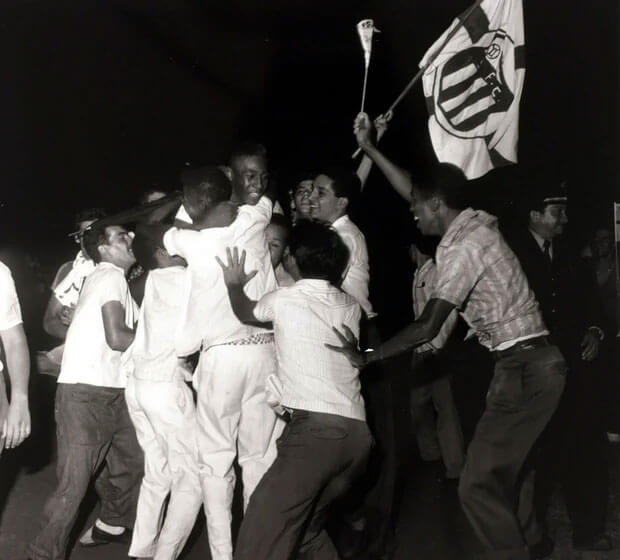 Pelé trong vòng tay người hâm mộ khi câu lạc bộ Santos vô địch São Paulo vào năm 1961.