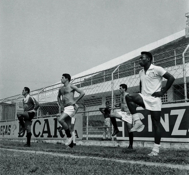 Khi còn trẻ, Pelé cũng chơi cho những đội bóng quân đội, đây được coi như một phần trong việc thực hiện nghĩa vụ quân sự bắt buộc.