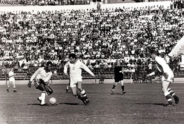 Pelé đang tranh bóng với một cầu thủ Tiệp Khắc ở World Cup 1962 - Brazil giành cúp vô địch.