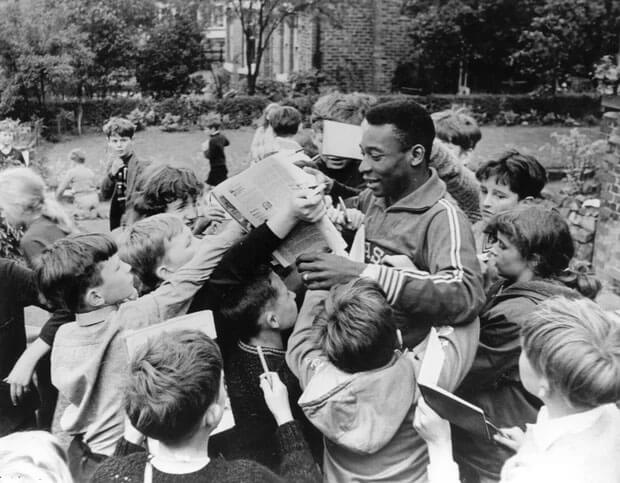 World Cup 1966, Pelé bị chấn thương và Brazil bị loại ở vòng bảng.