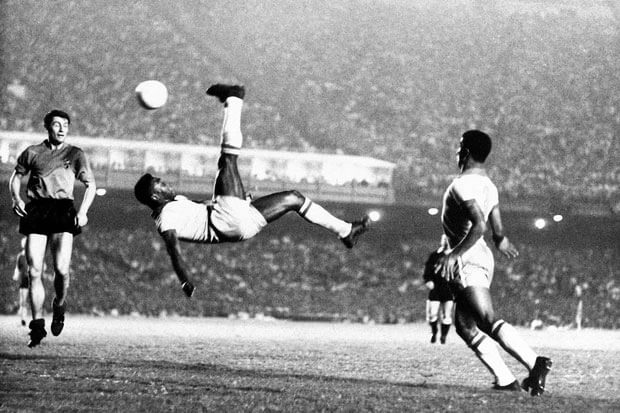 Pelé ăn mừng bàn thắng thứ 1.000 của mình.