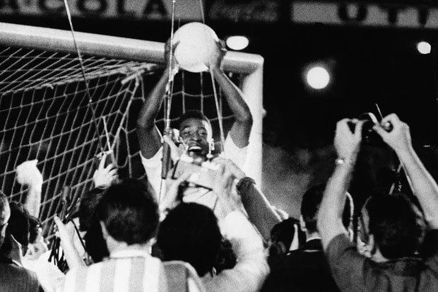 Pelé với một pha kết thúc với phong cách xe đạp chổng ngược vào năm 1968.