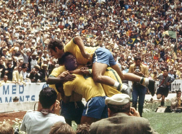 Trong trận chung kết với Ý tại World Cup 1970, Pelé ghi bàn thắng đầu tiên trong bốn bàn thắng của Brazil.