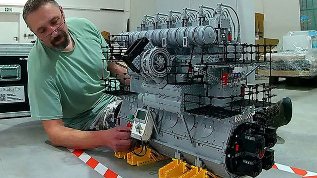 Stefan Weinert và động cơ V16 diesel chế tạo nên từ Lego cực kỳ công của ông.