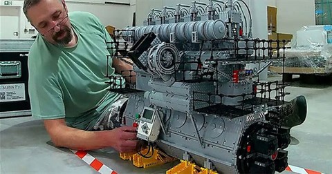 Động cơ V16 diesel lắp từ 60.000 mảnh ghép Lego hoạt động như hàng thật